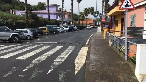 Mala señalización de paso de peatones Ausencia de señal de Paso de Peatones S-13, en su lugar han ubicado una de Peligro Paso de Peatones. La de peligro debe indicarse en travesía urbana 50 metros antes y en el paso de peatones debe ser una señal S-13 Calle “Real Orotava” n°40 municipio de El Sauzal (Tenerife)