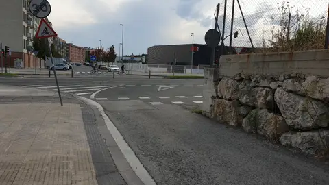 Paso de bicis peligroso Cómo se aprecia en la foto el ceda está después del paso de bicis avisado con una señal vertical pero con ese muro de la derecha no se ve nada. También vienen peatones por ahí y no hay paso de peatones, está peligroso. La dirección es: esquina avenida Guipúzcoa con Santos A. Ochandategui en Pamplona