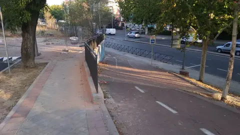 Carril-Bici Peligroso En la realización de mejoras en la calle Durazno de Madrid: carril-bici, calle, acera, han conseguido aumentar la peligrosidad de la zona. No dejando ningún paso de peatones, siendo está una zona escolar. Un un trazado de carril-bici ya de por sí peligroso antes de estás obras.
