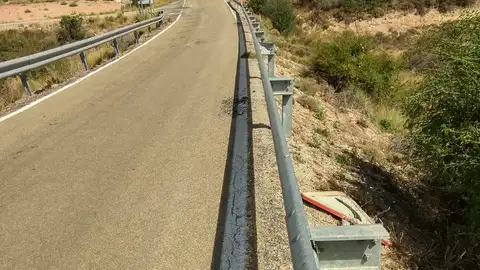 Señal de curva peligrosa derribado o poco visible Se trata de una señal de curva peligrosa que está derribada. En la foto se ve en la parte inferior derecha. Está en la Te-10, después del desvío entre Alpeñés y Corbatón.