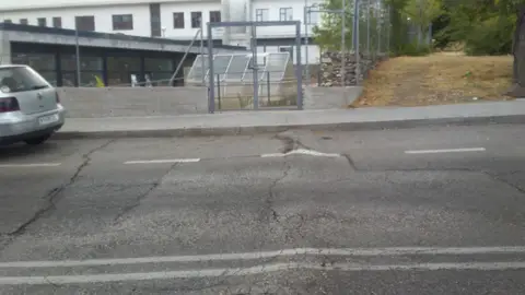 Firme deteriorado aparcamiento Av. Campo calatrava 1. Madrid Firme deteriorado en zona reservada para el aparcamiento en la Av. del Campo de Calatrava, 1 de Madrid. los coches pueden llegar a golpear en el carter y los usuarios puede torcerse un tobillo debido al abombamiento.