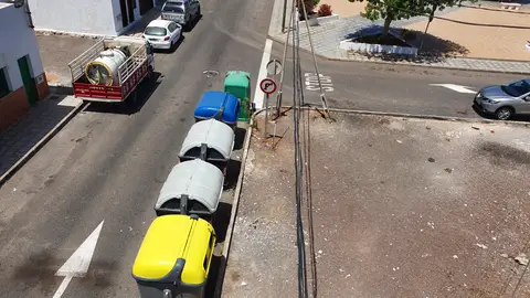 STOP SIN VISIBILIDAD En C/Chimia en Arrecife en Lanzarote hay colocados varios contenedores de basura tapando la visibilidad del Stop, obligando a los conductores a parar por delante de la señal invadiendo el carril