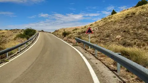 Señal curva peligrosa borrosa Esta señal está a poco más de medio kilómetro desde el pueblo turolense de Alpeñés hacia Pancudro. En la TE-10. Se trata de una señal de curva peligrosa que no se ve correctamente.