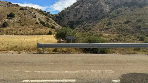 Señal no visivle Se trata de una señal de indicación a una población. Se encuentra practicamente invisible. Además, cuando se leía algo, no ponía bien los kilómetros hasta la población. Hay un kilómetro y medio desde la señal hasta la población. Se encuentra en la bifurcación de la TE-10 con TE-11. Indíca la dirección del pueblo de Alpeñés.