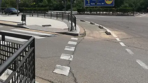 Semáforo sin visibilidad desde el carril bici. Si vas a pasar el cruce con bicicleta por el carril bici, el semáforo no tiene visibilidad alguna. Para si ver si está abierto es necesario bajarse de la bicicleta, rodear la valla que hay entre el carril bici y la acera y desde ahí ver si está abierto el semáforo o no. Este semáforo está ubicado en la Avenida Salamanca, en la interseccion con P. Act. las Raposas 1 (en Valladolid).