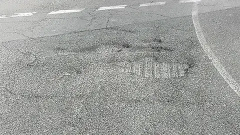 Baches y socavones Entrada y salida de Salamanca desde A50 cuando vienes de Madrid o sales hacia la capital. Lamentable el estado de la vía teniendo que esquivar los baches varios cientos de metros están así......