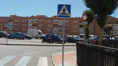 Señal impide el paso Esta señal está situada impidiendo el paso y haciendo que personas en silla de ruedas o carritos de bebés tengan que pasar por la carretera. Está en San Fernando (Cádiz) Calle Matrona Ana Mariscal, en el cruce con calle Montigny