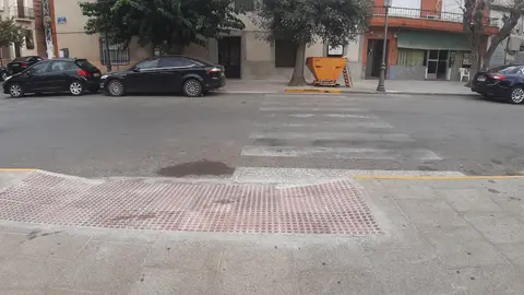 Paso de peatones Paso de peatones que tiene mal colocadas las líneas de pintura blanca pues los accesos para minusválidos y carritos de bebés fuera de las líneas y termina con un árbol en mitad de la acera Situado en la Avenida de Juan Carlos I número 1