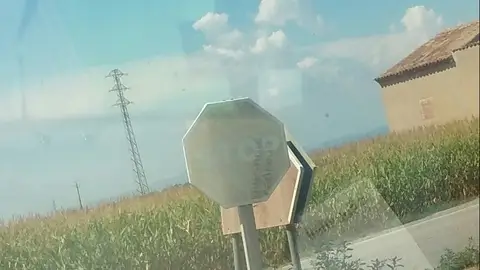 SENYAL EN MAL ESTADO DE LEJOS NO SE APRECIA QUANDO TERMINA EL CAMINO. DE LEJOS LA SENYAL PARECE UNA MANCHA BLANCA. ES PELIGROSSO POR QUE AL FINAL DEL CAMINO ESTA LA CARRETERA. ES EN GOLMES, LLEIDA, C/ COMETA.