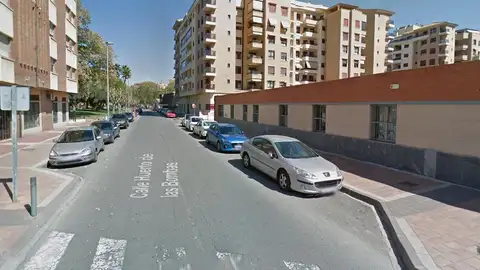 Un paso de peatones para la calle Huerto de las Bombas en Murcia Esta calle tiene más de la mitad de su longitud (125 metros aproximadamente) sin paso de peatones. Ese tramo es el de mayor riesgo de atropello porque limita con cuatro salidas de vehículos y conecta dos zonas ajardinadas con habitual presencia de niños y ancianos. Además, se ubica en ese tramo el Instituto Murciano de Acción Social al que también acuden personas con movilidad reducida. En esta calle de trazado rectilíneo lamentablemente circulan vehículos excediendo el límite de velocidad por lo que la implantación de un nuevo paso de peatones ofrecería un aviso a los conductores y una zona para cruzar más segura.