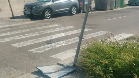 Falta de señales de paso de cebra Calle urbanización mirador de la bahía, justo detrás del centro comercial Puerta Europa en Algeciras,Cadiz, con muchísimo paso de personas esta señal justo delante de la entrada del centro comercial,la tiró un vehículo hace mas de dos meses y nadie la vuelve a colocar en su sitio.