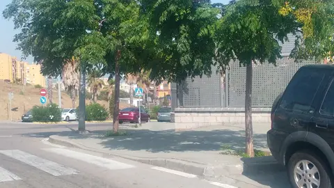 Falta señal paso de cebra Señal de paso de cebra que tiró un coche hace seis meses,la retiraron y no han vuelto a colocar,calle urbanización mirador de la bahía cruce con av.Pajarete, justo detrás del centro comercial Puerta Europa,zona de mucho paso de personas en Algeciras, Cadiz.