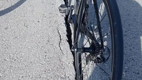 Carretera agrietada trancurrida por ciclista.... Bueno aquí dejo una foto denuncia, del mal estado que tiene la carretera o vía de servicio que va desde Jedula a Jerez de la Frontera A-382, a la altura del km 12, hoy por desgracia y pocas cosas pasan para lo transitada de ciclista que está, nos hemos encontrado un grupo de ciclistas donde uno de sus miembros se había caído por el mal estado de la carretera A-382a el cual a sido trasladado al centro hospitalario de jerez de la frontera...