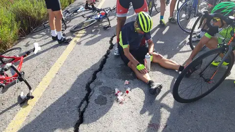 Carretera peligrosa por grietas La carretera de servicio desde torre melgarejo a jedula está total mente agrietada con peligro para los ciclistas. Dicha carretera es la A-382 a la altura del kilómetro 12 de la misma via