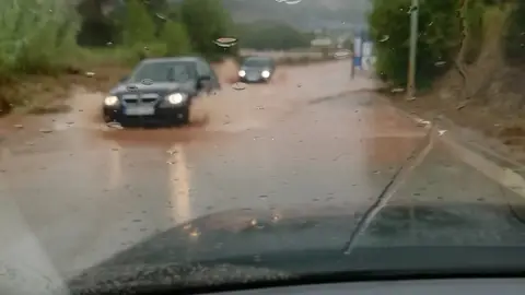 08957 Vallirana En Vallirana a la entrada del polígono can prunera cuando llueve moderadamente se inunda la entrada. Los coches hacen colas y el que se atreve a pasar corre el riesgo de llegar el agua a su motor y quedarse parado en medio del río de agua. Se adjunta foto. La entrada al polígono es común para la gente que vive en las urbanizaciones.