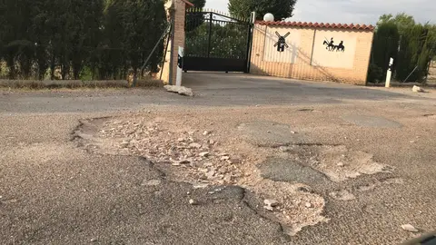 Pésimo estado de caminos aledaños a Ciudad Real El camino que comunica la N-401 y CM-412, donde hay una Granja Escuela a donde van autobuses escolares y por donde circulan numerosos vehículos, se encuentra en un estado lamentable y presenta numerosos y profundos socavones que hacen peligrosa la circulación por esta vía.
