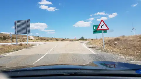 SG-145 Buenas tardes, Os escribo para buscar una solución para la SG-145. Decir que esta vía está en mal estado, es poco decir. Lleva años estando así, y la administración no hace nada al respecto. Entre otras cosas, es la vía de acceso a nuestro pueblo, Cantalojas, que tiene el Hayedo de Tejera Negra, patrimonio de la humanidad. Es deplorable que esté tan mal la carretera y nunca se haga nada para mejorar su situación. A ver si con vuestra ayuda, podemos hacer reaccionar a alguien y que la reasfalten en condiciones de una vez. Os adjunto la foto del cambio de la carretera donde empieza Guadalajara y acaba Segovia : es todo un poema. Hacerlo en coche es casi una experiencia religiosa (cambio entre la SG-145 a la CM-110). La CM-1006 da para otra denuncia, aunque está menos transitada que la SG-145. Perdón por escribir tanto, pero la situación lo merece. Muchas gracias, y un saludo, Diana