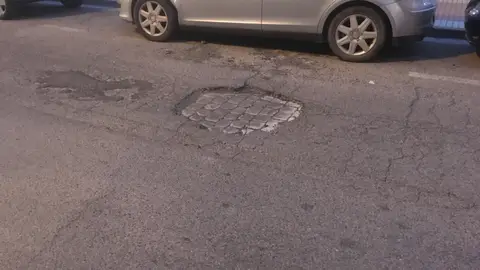 Calle escoriaza y fabro de zaragoza Esta llena de agujeros, baches y grietas a lo largo de toda la calle