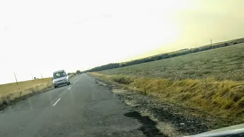 Pésimo estado de la carretera SG-322 en el tramo Marugán-Bercial En los últimos años sólo han parcheado la carretera SG-322 escondiendo por un mínimo tiempo sus desperfectos, de forma q cada vez es más estrecha y peligrosa porque sus orillas están destrozadas y cada vez el escalón lateral es más alto. Grave riesgo de accidentes.