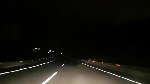 Carretera sin iluminación En la A8 dirección Cantabria Bilbao todas las farolas permanecen apagadas poniendo en riesgo la conducción, ya que en algún caso obliga al conductor a usar las largas molestando al conductor del otro carril
