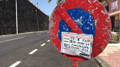Señalización ilegal Señal con dimensiones más reducidas a las normalizadas, sin reflectancia, bordes cortantes, poste no normalizado, base tampoco, documento tapando el disco, señal NO funcional (deben usar panel anexo debajo)... muy mal señalizado. *TF342 (28.3735211, -16.6494457)