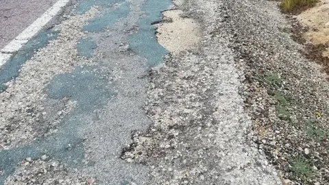 Carretera N-III Hola quería denunciar la situación de esta carretera, lleva así años y años, esta totalmente impractible, los ciclistas no podemos ir por el arcén debido a el estado en el que se encuentra!! Es una auténtica vergüenza, lo peor es que la arreglaran cuando nos pase una desgracia alguno!!! Muchas gracias por esta iniciativa!!