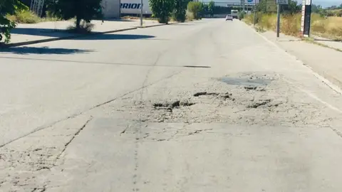 Carretera en mal estado Montornes del Valles , carretera de Cami Ral , poligono industrial congost ! carretera muy mal estado en curva y peligro de accidente , carretera sin marcas viales y sin marcas de paso peatones y cera para peatones sin limpiar no se puede usar !