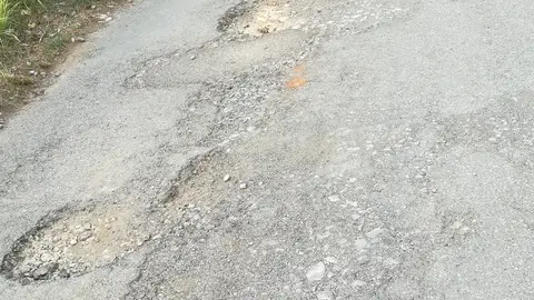 Camino en mal estado El camino acceso a la urbanización pedrissetes 2 ubicado en onda, Castellón, lleva varios años en mal estado en varios puntos, para arreglar los parches ponen gravilla, que dura poco claramente.