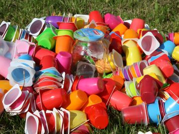 Basura plástico de un solo uso