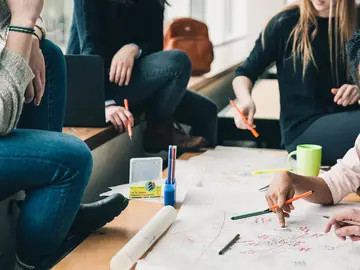 Jóvenes haciendo un proyecto Jóvenes haciendo un proyecto
