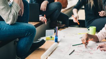 Jóvenes haciendo un proyecto Jóvenes haciendo un proyecto