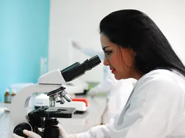 Científica en laboratorio Científica en laboratorio