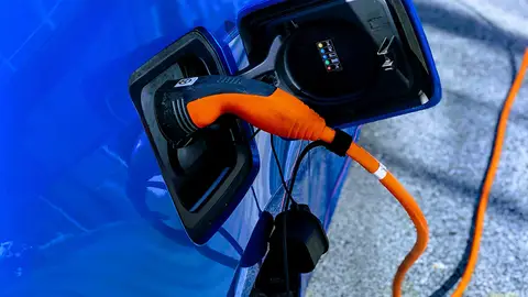 Recargando el coche eléctrico Recargando el coche eléctrico