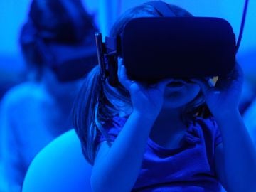 Una niña con unas gafas de realidad virtual.