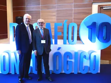 Dr. Vicente Guillem y el Dr. Carlos Camps en el Congreso Desafío Oncológico Dr. Vicente Guillem y el Dr. Carlos Camps en el Congreso Desafío Oncológico