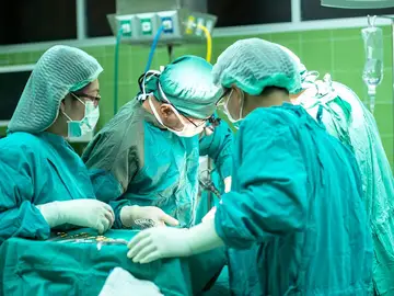 Cirujanos en una operación Cirujanos en una operación