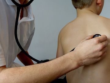 Pediatra con fonendoscopio Pediatra con fonendoscopio