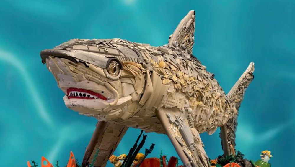 Tiburón hecho de residuos plásticos del mar por la ogranización Washed Ashore