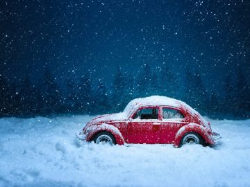 Un coche bajo la nieve