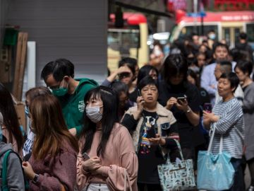 Imagen de ciudadanos en China con mascarillas por el coronavirus