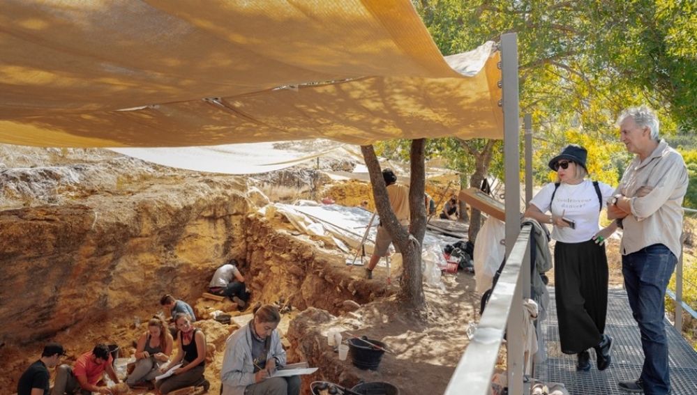  Carmen Calvo y Juan Luis Arsuaga, en las excavaciones de los yacimientos del Valle de los Neandertales