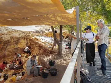 Carmen Calvo y Juan Luis Arsuaga, en las excavaciones de los yacimientos del Valle de los Neandertales Carmen Calvo y Juan Luis Arsuaga, en las excavaciones de los yacimientos del Valle de los Neandertales