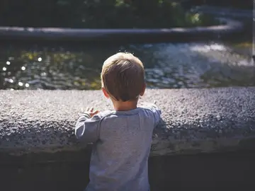 Niño de espaldas Niño de espaldas