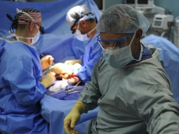 Unos cirujanos operando en el quirófano