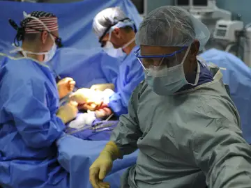 Unos cirujanos operando en el quirófano Unos cirujanos operando en el quirófano