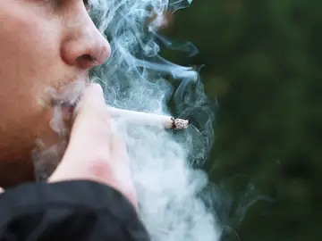 Chico fumando Chico fumando