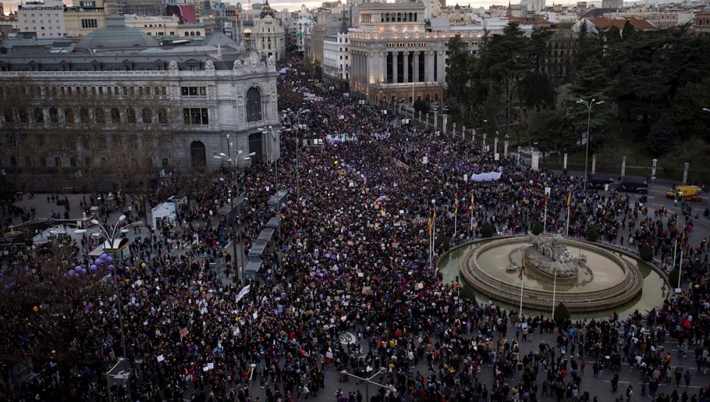 Vista aérea de la manifestación del 8M de Madrid a su paso por la Cibeles