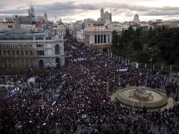 Vista aérea de la manifestación del 8M de Madrid a su paso por la Cibeles