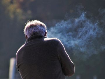 Hombre mayor fumando