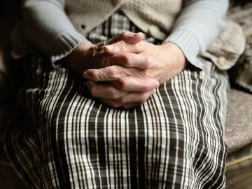 Manos de una mujer mayor Manos de una mujer mayor